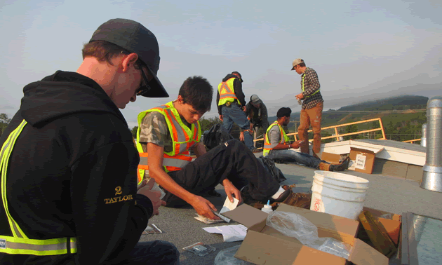 The whole student team starting on another roof.