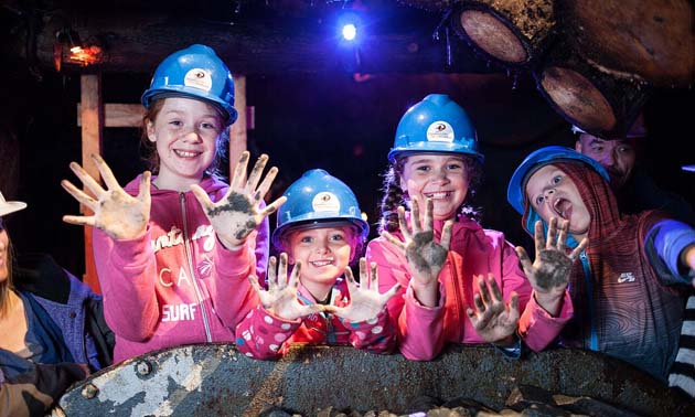 Kids at Dynamic Earth display. 