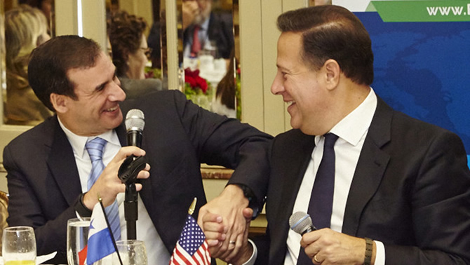 Kerry Adler, SkyPower President and Chief Executive Officer, and Panamanian President Juan Carlos Varela shake hands at the breakfast announcement in New York.