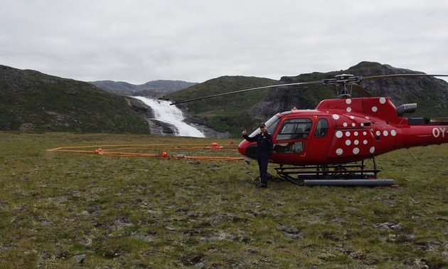 The VEM system carries a loop under the helicopter, which carries an electromagnetic field.
