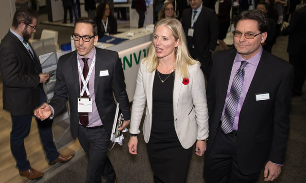 Federal Environment Minister says federal buildings to be using 100% renewable electricity by 2025